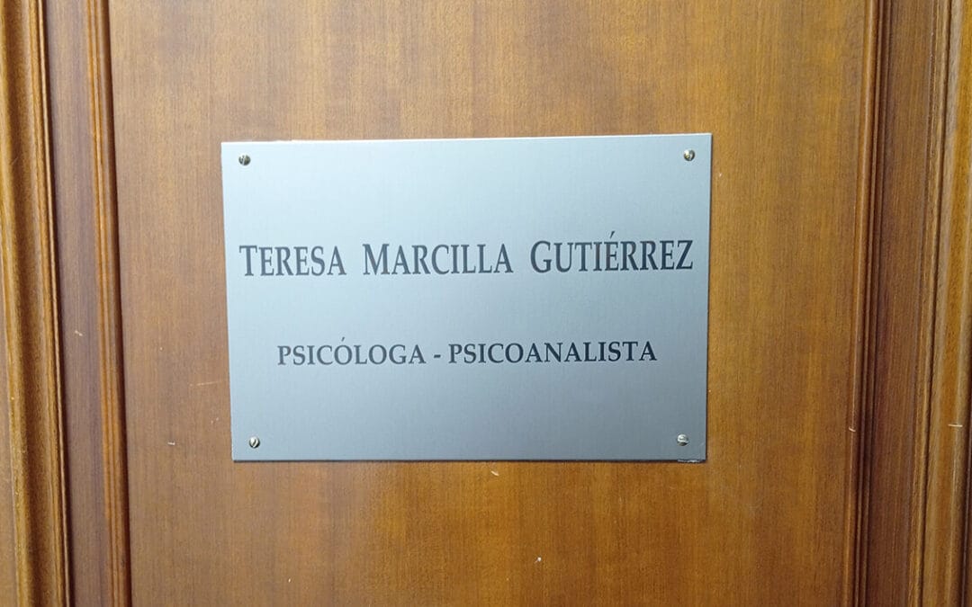 Placas de acero grabadas a láser en Bilbao con precisión profesional